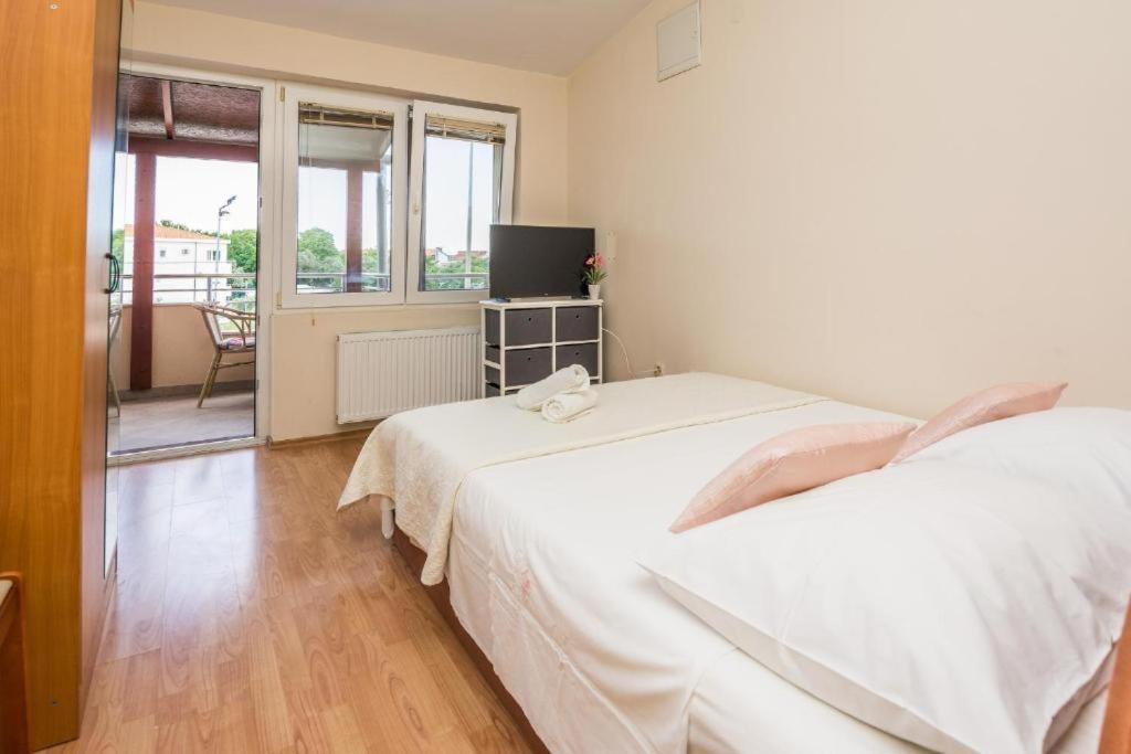 Apartments Mira Сукошан Экстерьер фото